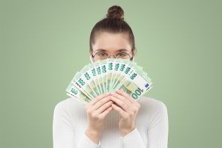 figure_photo: Frau mit Geldscheinen
