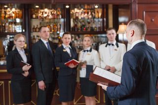figure_photo: Hotelpersonal bei Meeting