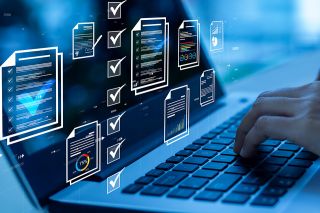 figure_photo: Laptop mit digitaler Checkliste