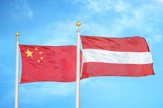 © Oleksii - stock.adobe.com figure_photo: Flaggen - Österreich und China