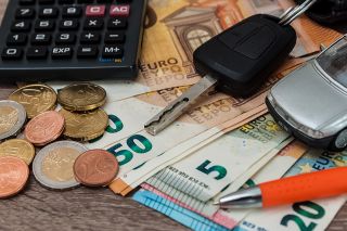 © Stockfotos-MG - stock.adobe.com figure_photo: Autoschlüssel und Geld