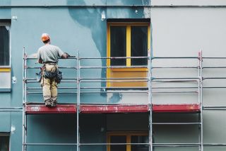 © vasyan_23 - stock.adobe.com figure_photo: Baugerüst an Hauswand