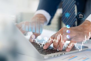 figure_photo: Zwei Hände auf Laptoptastatur