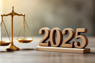 figure_photo: Justiz-Waage und Jahreszahl 2025