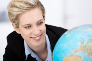 figure_photo: Frau mit Globus