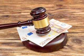 © igorkol_ter - stock.adobe.com figure_photo: Richterhammer auf Geldscheinen