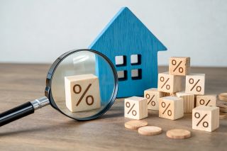 figure_photo: Lupe, Holzhaus und Würfel mit Prozentzeichen