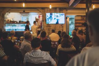 figure_photo: Gastraum mit Personen