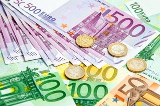 © eyetronic - Adobe Stock.com figure_photo: Geldmünzen und Geldscheine