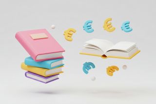 figure_photo: Stapel bunter Bücher und ein offenes Buch mit Euro-Symbolen, die auf einem weißen Hintergrund schweben