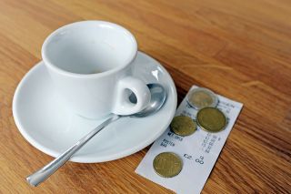 figure_photo: Kaffeetasse mit Rechnung und Münzen