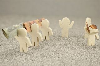 figure_photo: Kleine Figuren mit Geldscheinen und Münzen