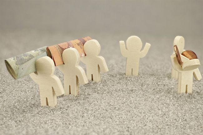 figure_photo: Kleine Figuren mit Geldscheinen und Münzen