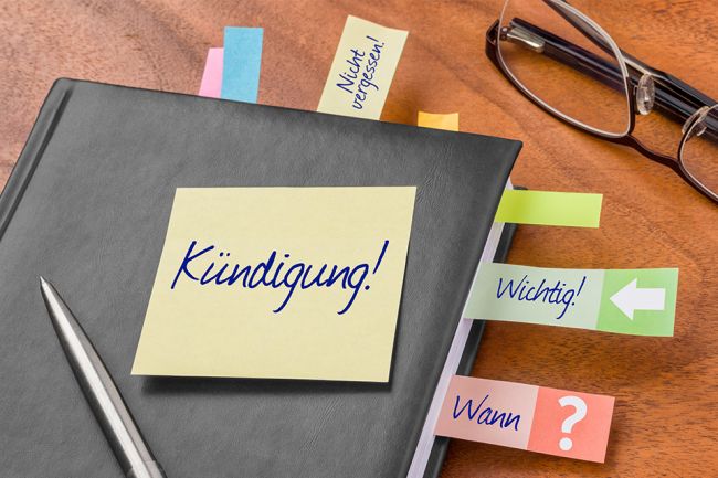 figure_photo: Klebezettel mit Aufschrift Kündigung
