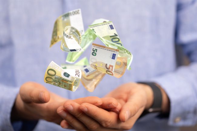 figure_photo: Hand mit schwebenden Geldscheinen