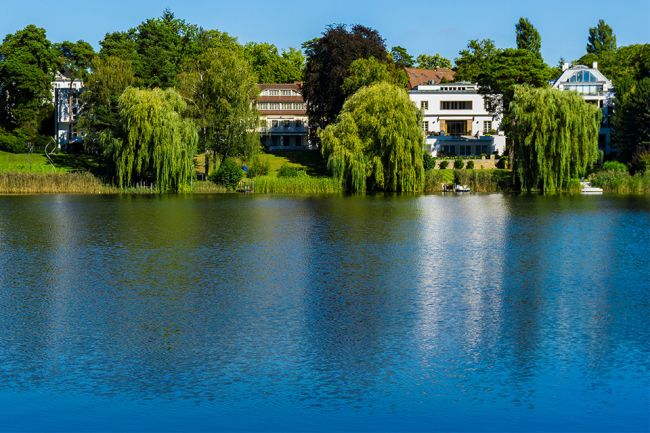 figure_photo: Immobilien entlang eines Flusses