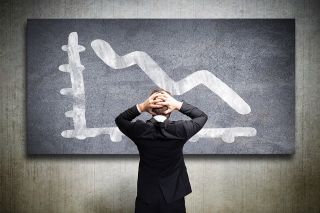 figure_photo: Person steht vor Tafel