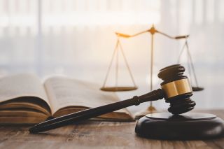 figure_photo: Richterhammer und Waage