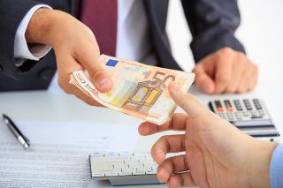 figure_photo: Geschäftsmann erhält Geld